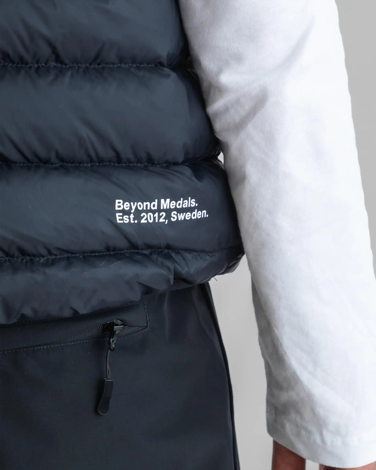 Manteau Neige Packable Down Vest - Black par BEYOND MEDALS – vue 11