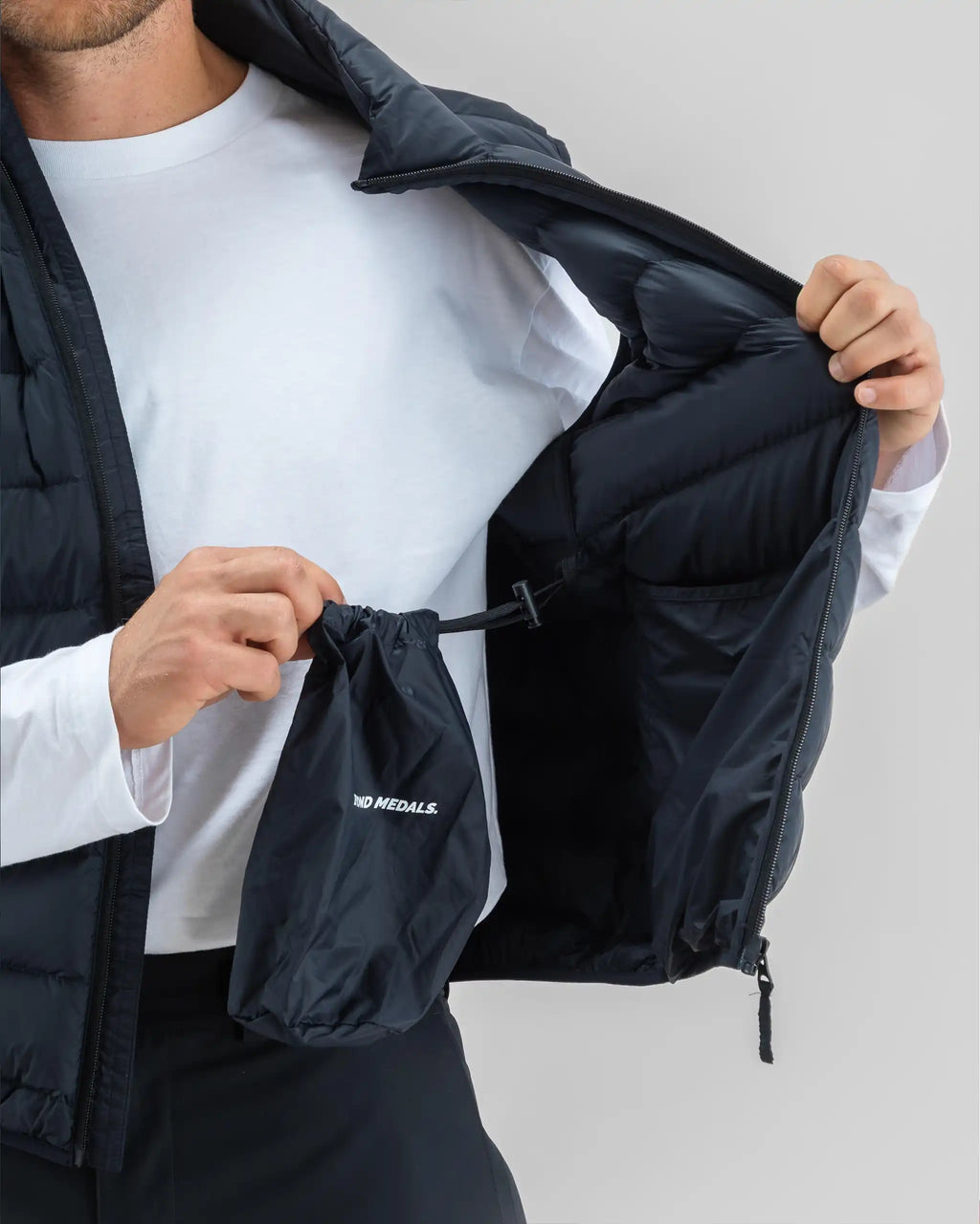 Manteau Neige Packable Down Vest - Black par BEYOND MEDALS – vue 12