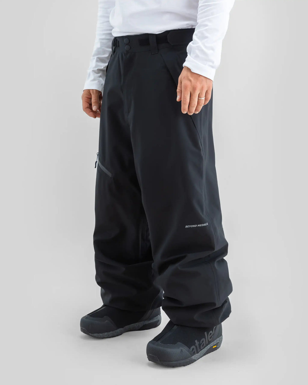 BEYOND MEDALS X 3L Snow Pants - Black – view 4