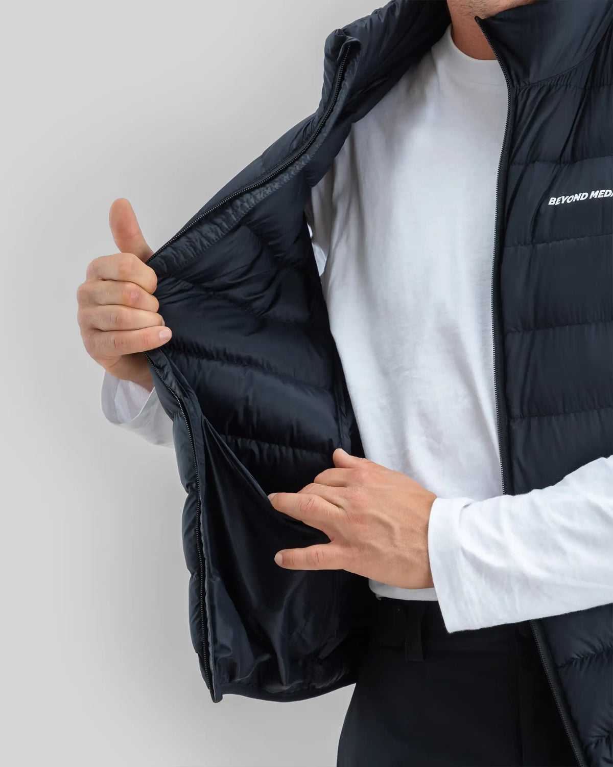 Manteau Neige Packable Down Vest - Black par BEYOND MEDALS – vue 9